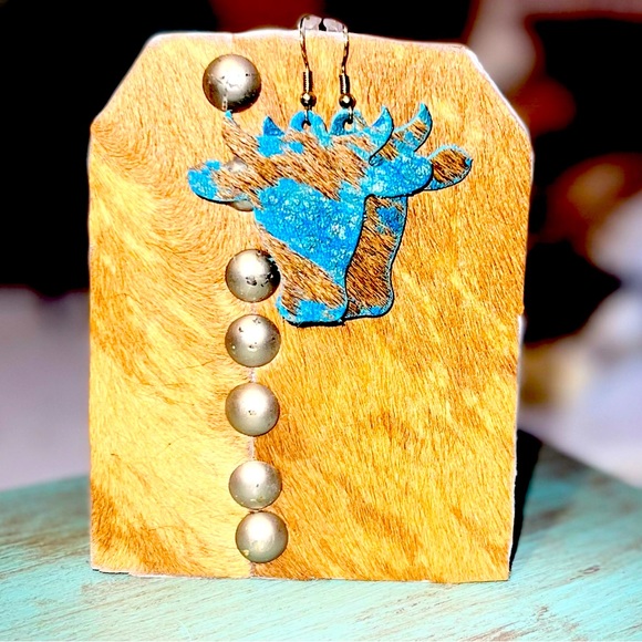 Bessie the bill cowhide earrings - Picture 3 of 4